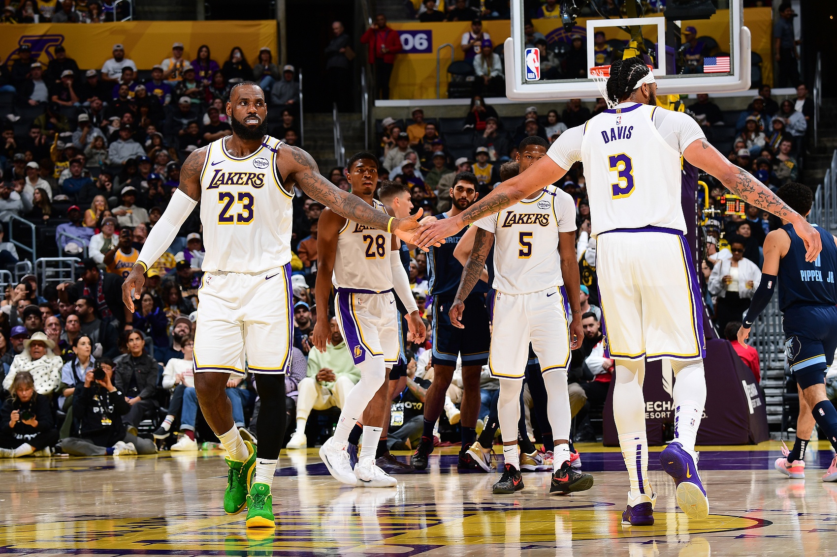 包含关键时刻北京首钢备战全明星赛洛杉矶湖人围绕NBA季后赛远射贴柱之后，皇家马德里赛前主帅复盘的词条