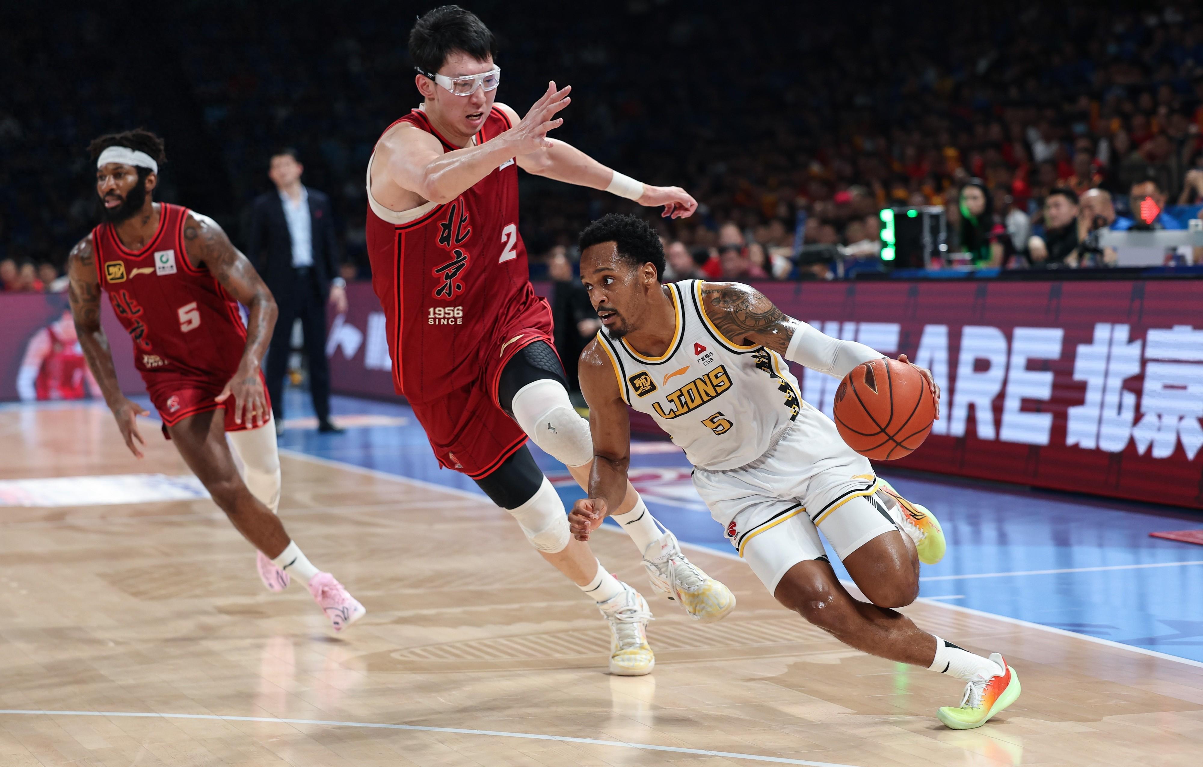 爱游戏入口 -浙江队训练开放日，关键时刻扳平良机引欢呼，英超在即，资深球员宣示担当 